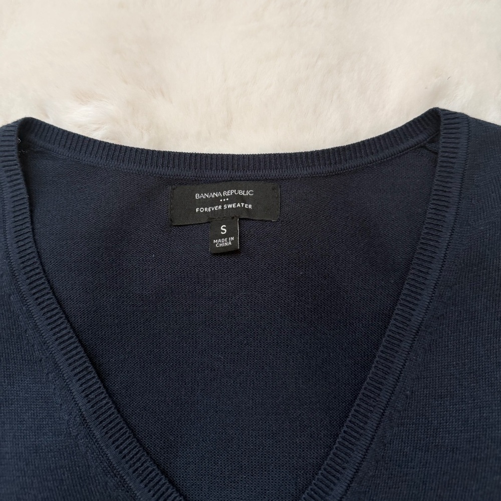 Banana Republic Factory Preppy Navy Forever V-Neck Sweater / Capsule Wardrobe - Picture 7 of 10